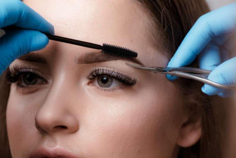 眉毛の整え方について解説